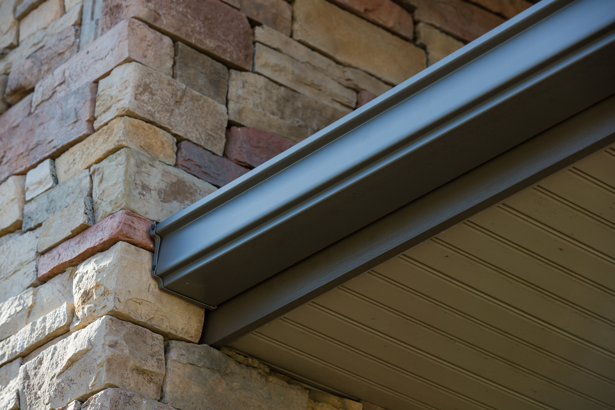 Close-up of seamless gutter installation with gutter leaf guards, ensuring effective water management and lasting protection.